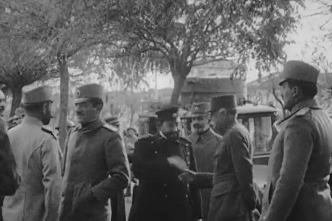 Сцена из филма „Голгота Србије (1940)“ у којој је приказан регент Александар Карађорђевић у ослобођеном Битољу (Фото: Снимак екрана/Vimeo/Jugoslovenska kinoteka)
